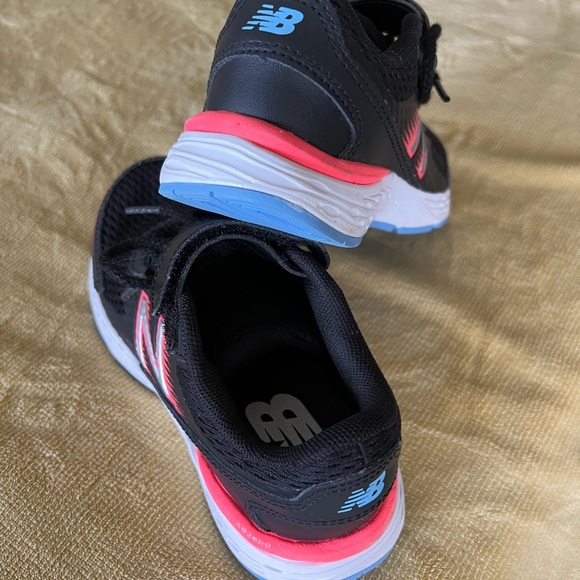 New Balance shoes. EUC Kids Size 13. - Picture 3 of 6